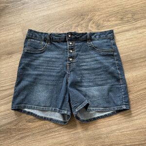 Women’s Faith Jean Shorts Size 12 Button Fly